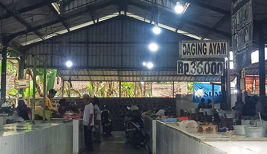 Pedagang daging ayam di Pasar Srono sedang menunggu pembeli.
