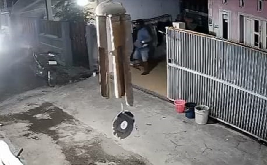 Seorang pria terekam CCTV saat mencuri celana dalam di rumah IN di Dusun Maras, Desa/Kecamatan Rogojampi pada Rabu (17/9) malam.
