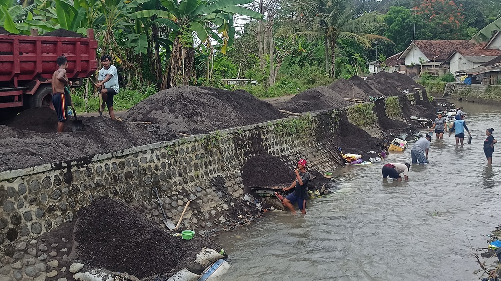 Warga yang tinggal di sekitar Dam Garit, Dusun Karangasem, Desa Alasmalang, Kecamatan Singojuruh, panen pasir.