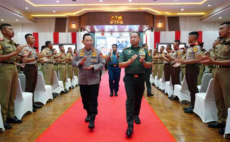 Panglima TNI Jenderal TNI Agus Subiyanto bersama Kapolri Jenderal Polisi Listyo Sigit Prabowo. Presiden Prabowo resmi menaikkan gaji ASN, TNI, dan Polri melalui Perpres Perpres 79 Tahun 2025.