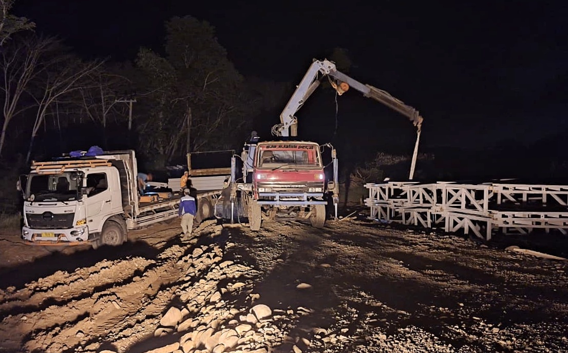 Pekerja proyek jembatan darurat untuk kendaraan roda empat di Desa Sumberagung, Kecamatan Pesanggaran dilakukan hingga malam, Rabu (17/9).