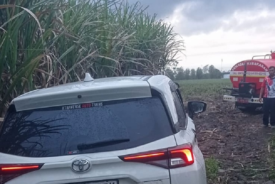 Petugas Damkarmat Genteng saat mengevakuasi mobil yang kesasar di kebun tebu di Desa Sumberarum, Kecamatan Songgon.