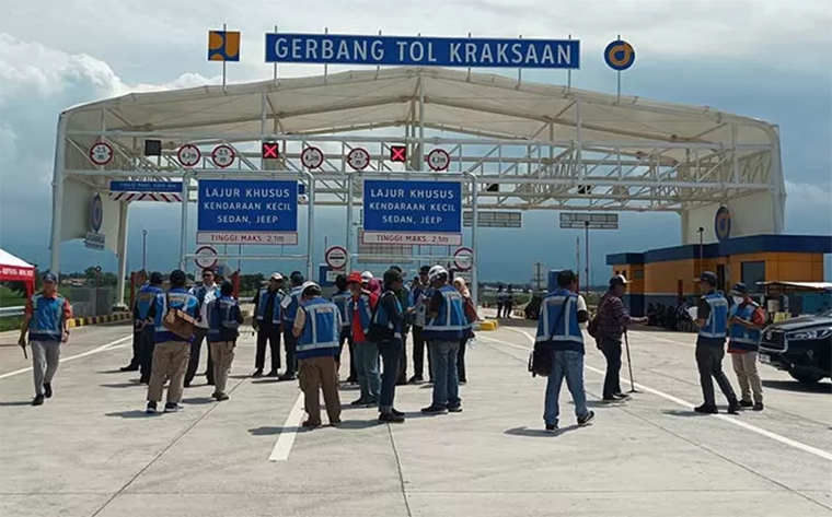 DIBUKA GRATIS: Direktur Utama PT Jasamarga Probolinggo Banyuwangi (JPB) Adi Prasetyanto meninjau Gerbang Tol Kraksaan, Jalan Tol Probowangi, sebelum dioperasikan 16 hari selama libur Nataru.