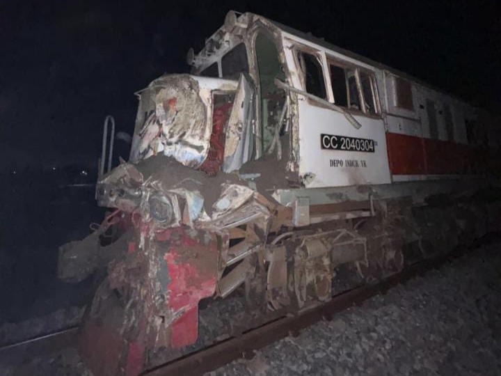 Lokomotif CC 204 03 04 yang menarik KA Mataram ringsek usai tertemper truk di Indramayu, Sabtu (20/9/2025) dini hari.