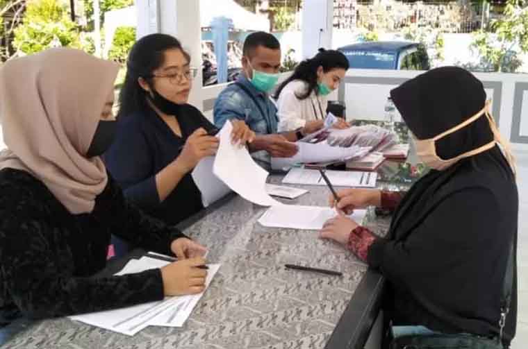 KPM mengambil penyaluran bansos PKH BPNT.