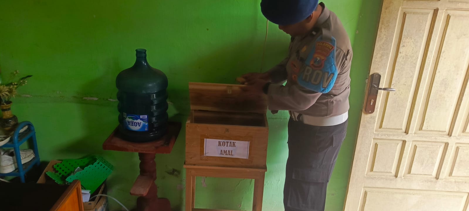 Anggota Polsek Purwoharjo saat mendatangi SMP Muhamadiyah 4 Purwoharjo yang dibobol maling, Rabu (17/9).