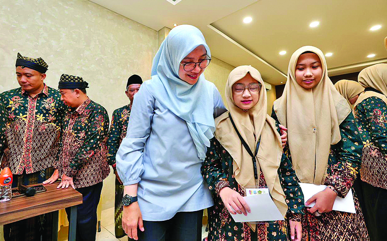 DUKUNGAN: Bupati Ipuk Fiestiandani menyambangi kafilah asal Banyuwangi yang tengah berjuang pada MTQ ke-31 Provinsi Jatim di Jember pada Jumat (19/9).