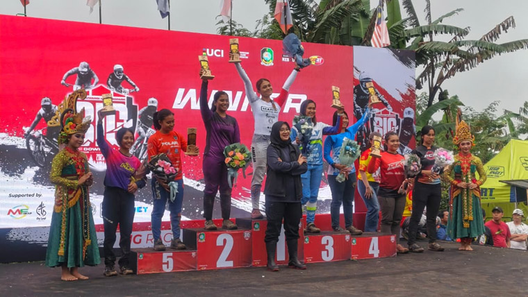 Bupati Ipuk Fiestiandani bersama para juara BIG Downhill 2025 kategori Men Elite di lintasan Bike Park Gantasan, Kecamatan Licin, Banyuwangi Minggu (21/9).