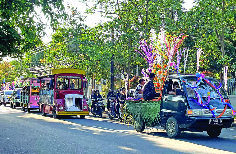 TRADISI MAULID: Iring-iringan peserta Pawai Endhog-endhogan melintas di kawasan Kota Banyuwangi, Minggu (21/9).