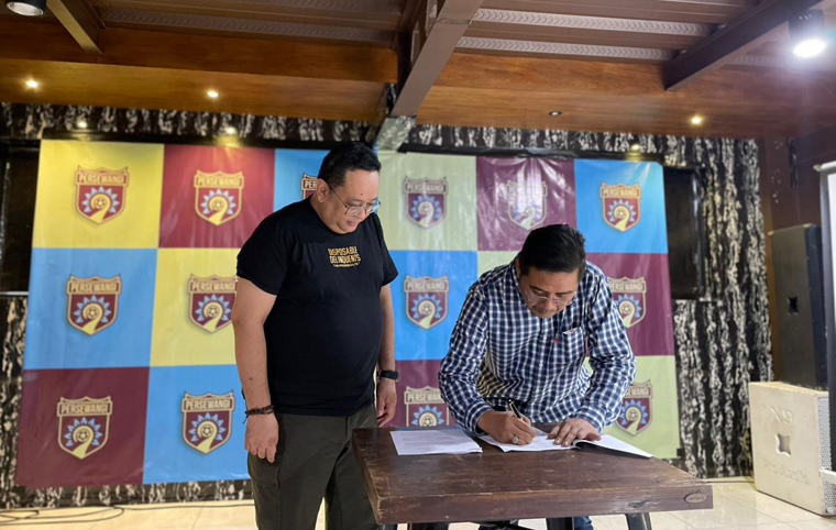Presiden Persewangi Handoko menandatangani kerja sama dengan sport marketing agency PT MCB di Hedon Cafe pada Sabtu (20/9).