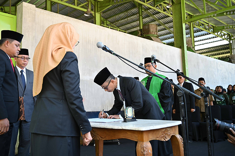 Guntur Priambodo menandatangani berita acara usai dilantik sebagai Sekkab Banyuwangi di TPS 3 R Balak, Kecamatan Songgon, Senin (22/9/2025).