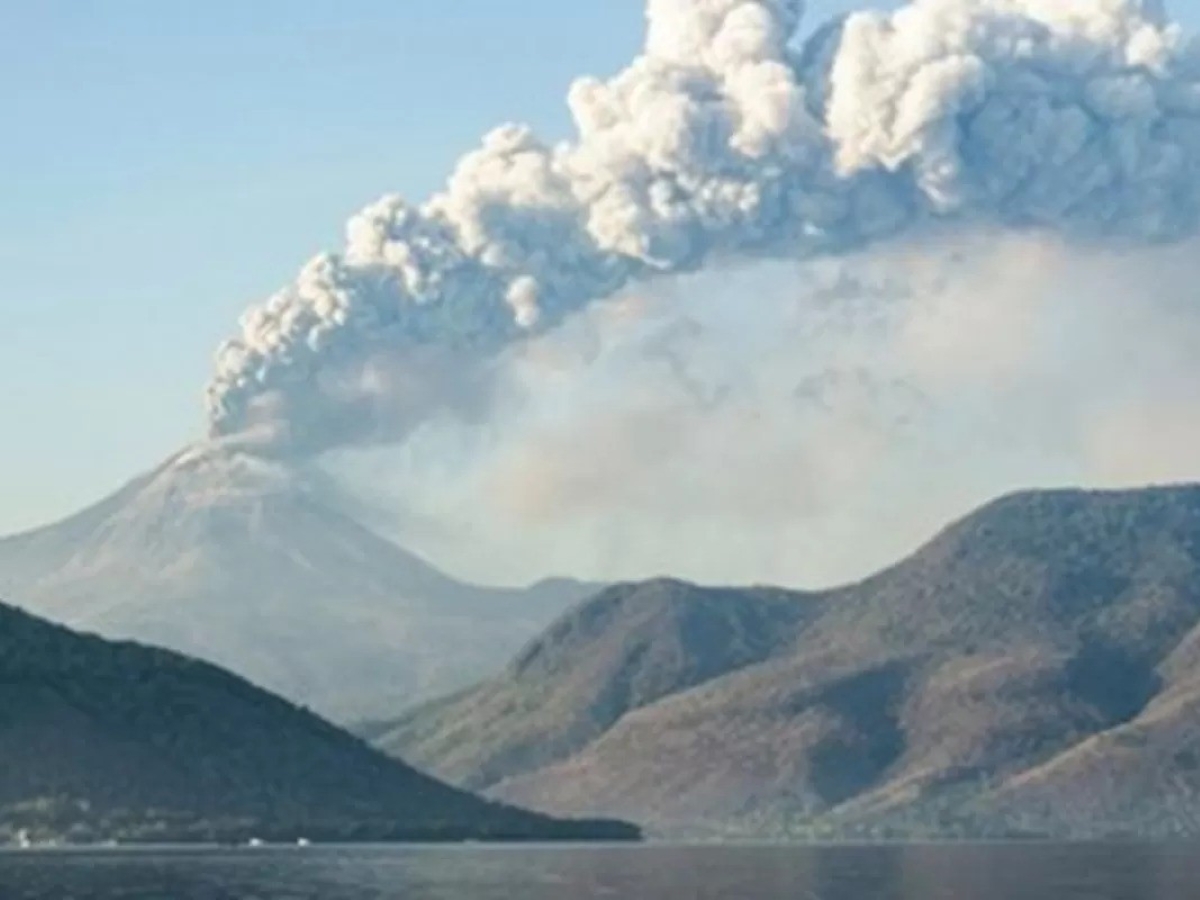 Gunung Lewotobi Laki-laki di Flores Timur, NTT erupsi dengan status awas level IV.