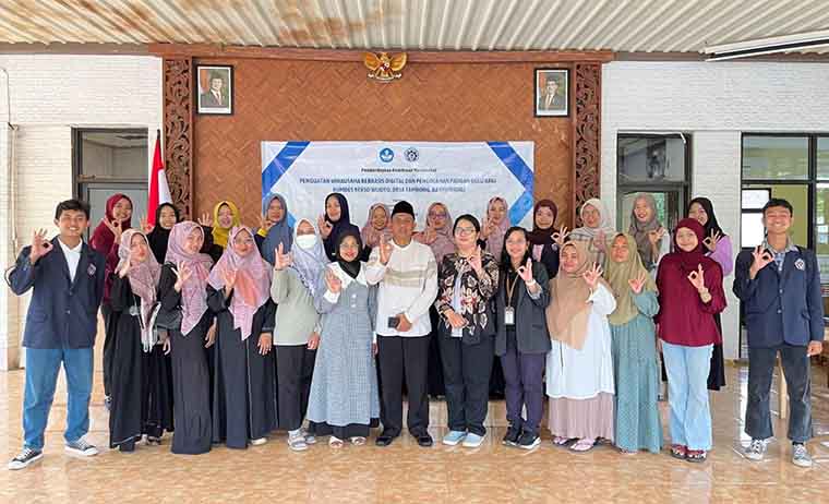 BUKA LAPANGAN KERJA: Anggota BUMdes Rekso Wijoyo Desa Tambong bersama tim pengabdian Poliwangi praktik proses produksi membuat dimsum dan bakso ayam yang lezat.