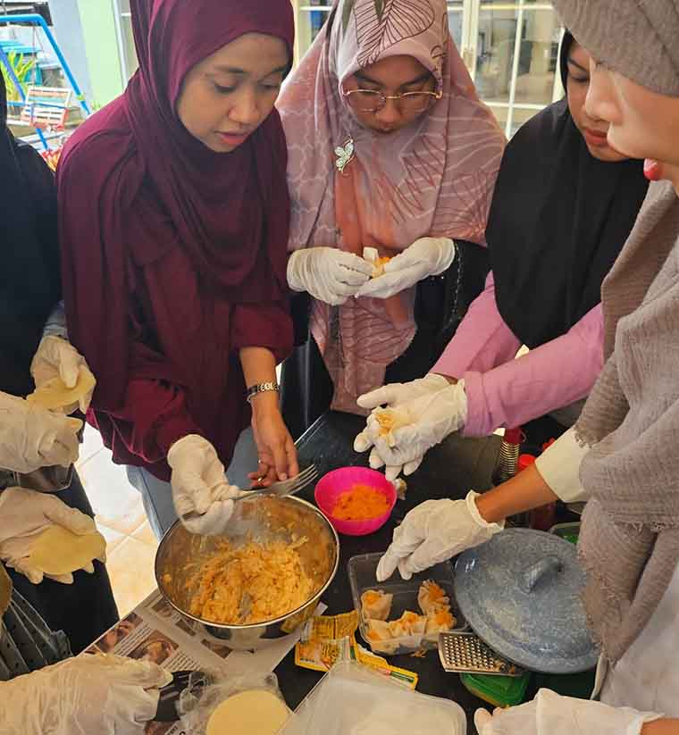 BANTUAN ALAT PRODUKSI: Tim pengabdian Poliwangi serahkan bantuan alat penunjang produksi kepada BUMdes Rekso Wijoyo Desa Tambong.