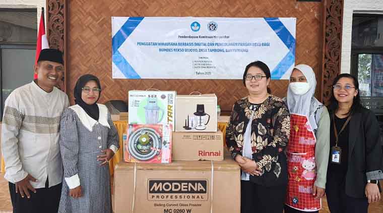 BANTUAN ALAT PRODUKSI: Tim pengabdian Poliwangi serahkan bantuan alat penunjang produksi kepada BUMdes Rekso Wijoyo Desa Tambong.