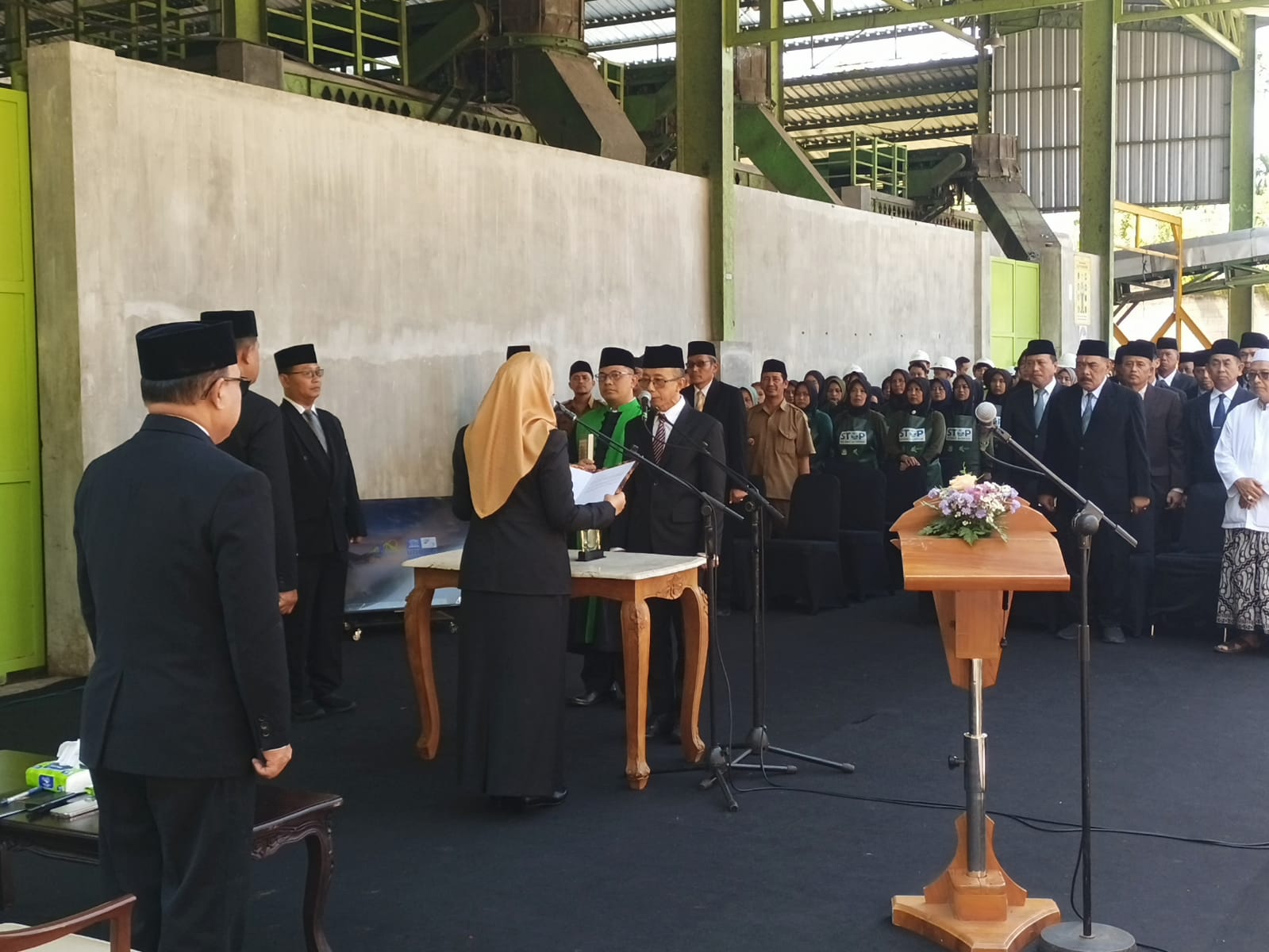 Bupati Ipuk melantik Guntur Priambodo sebagai Sekkab Banyuwangi di TPS 3 R Balak, Kecamatan Songgon, Senin (22/9/2025).