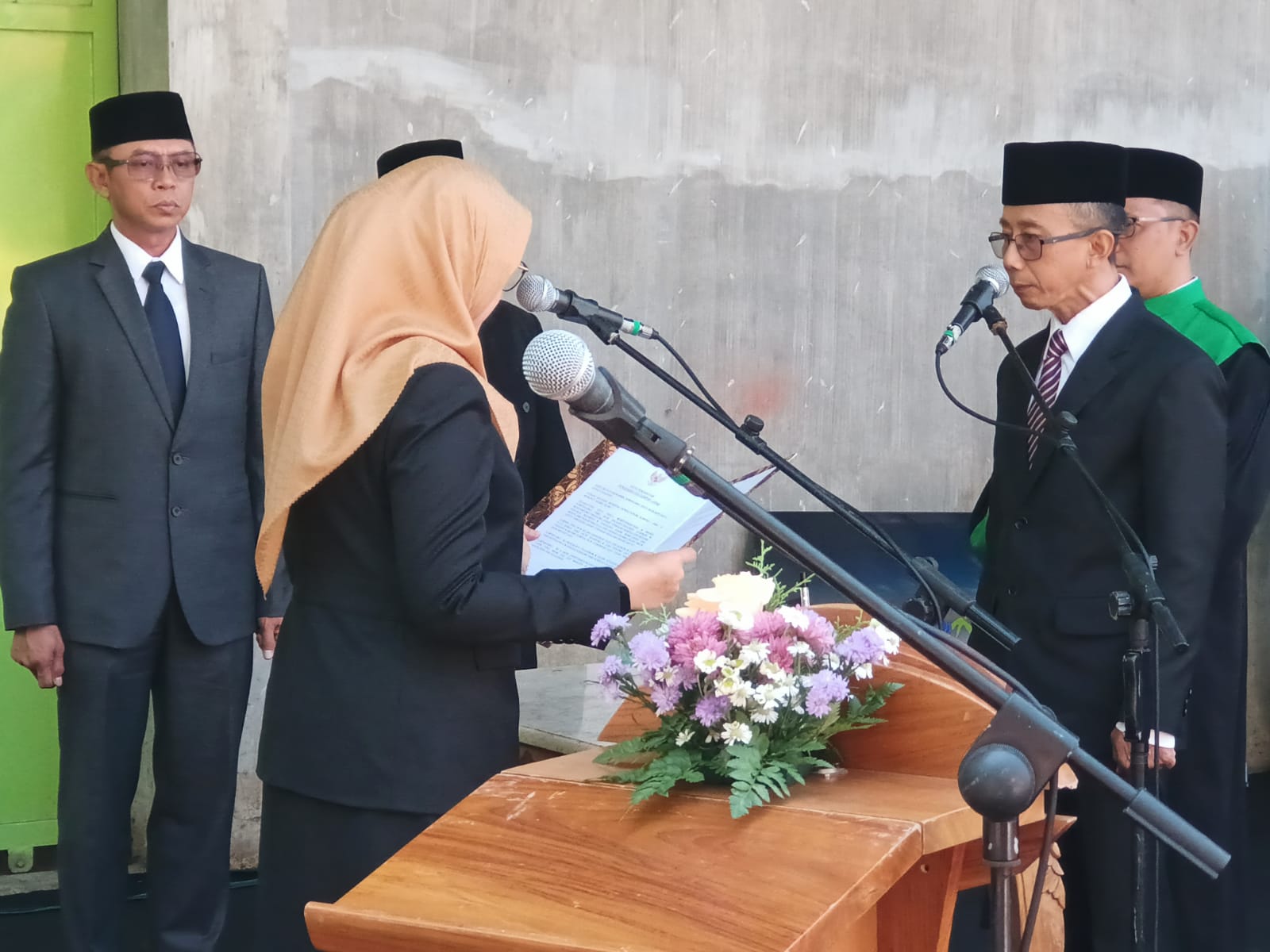 Bupati Ipuk melantik Guntur Priambodo sebagai Sekkab Banyuwangi di TPS 3 R Balak, Kecamatan Songgon, Senin (22/9/2025).