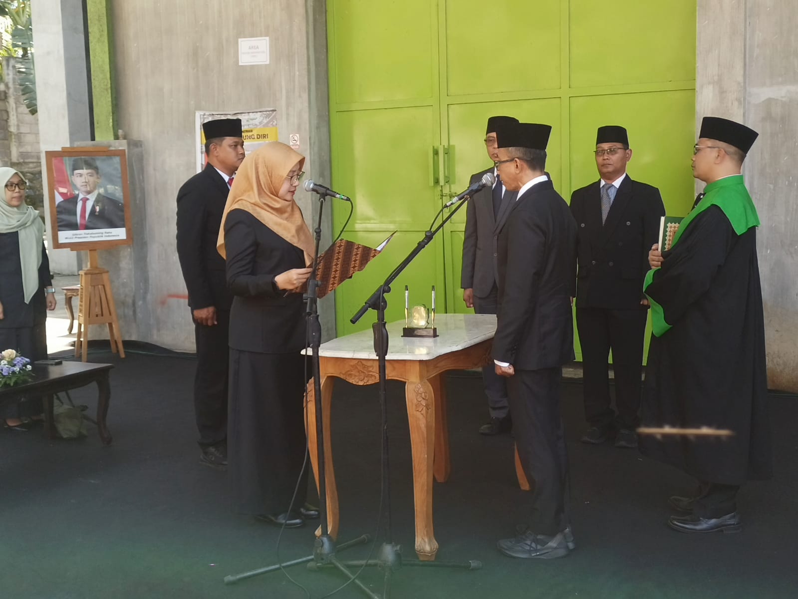 Bupati Ipuk melantik Guntur Priambodo sebagai Sekkab Banyuwangi di TPS 3 R Balak, Kecamatan Songgon, Senin (22/9/2025).