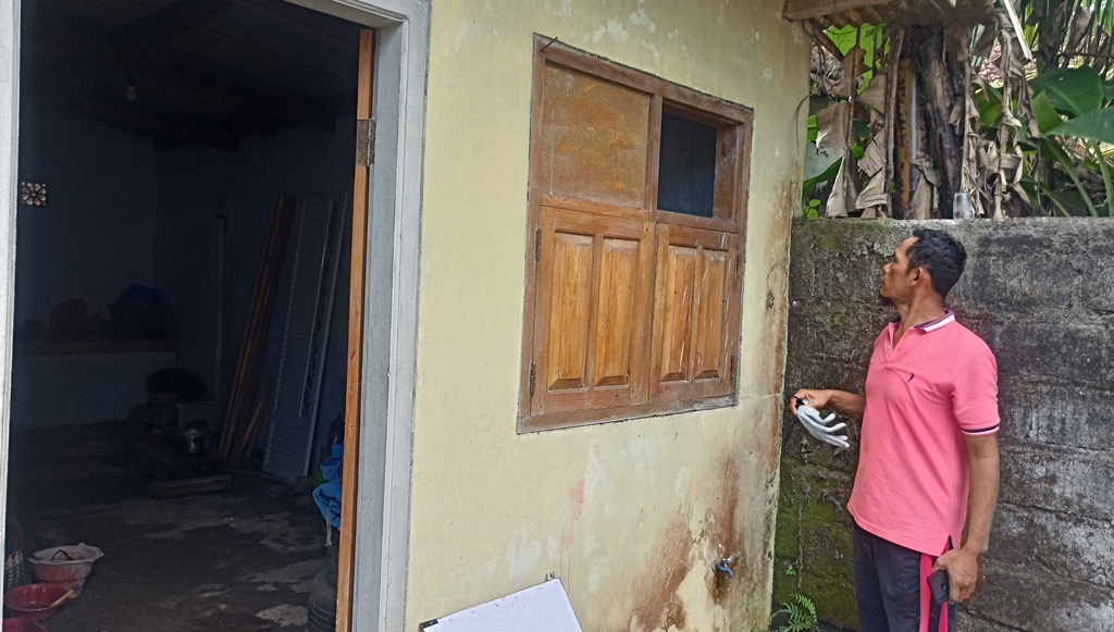 Pegawai Desa Plampangrejo menunjukkan jendela dapur di kantornya yang bolong dan diduga dibuat masuk pencuri.