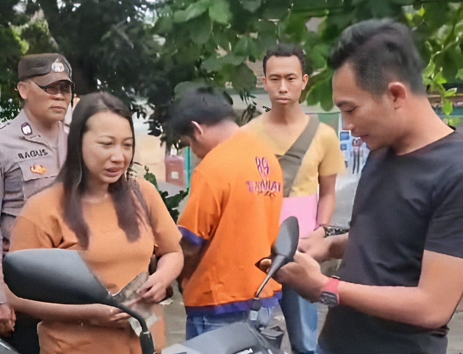 Pemilik motor Honda Vario Siska Ayu Anggraeni (kiri) menerima motornya yang hilang dari Kanit Reskrim Polsek Rogojampi Ipda Ocky Heru Prasetyo.