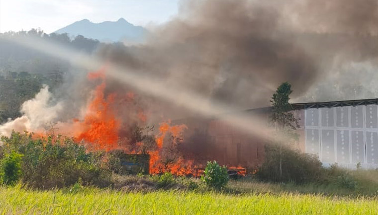 MEMBARA: Ilalang tak jauh dari pabrik INKA Banyuwangi di Desa Ketapang, Kecamatan Kalipuro, terbakar, Senin sore (22/9).