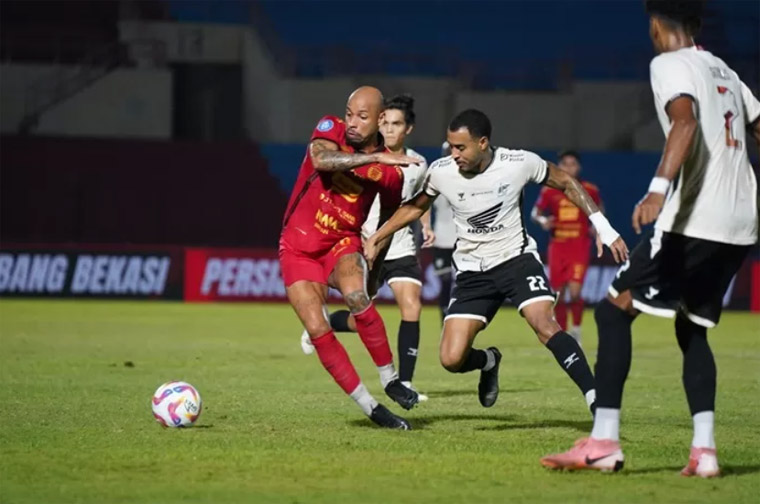 Penyerang Persija Jakarta, Gustavo Almeida ketika dijaga ketat oleh pemain PSM Makassar.