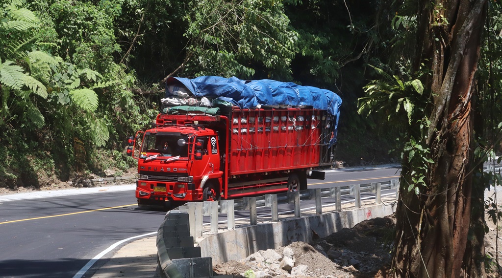 Truk fuso melintas di Jalur Gumitir tepatnya di tikungan Mbah Singo yang baru diperbaiki sebulan lalu, kemarin (21/9).