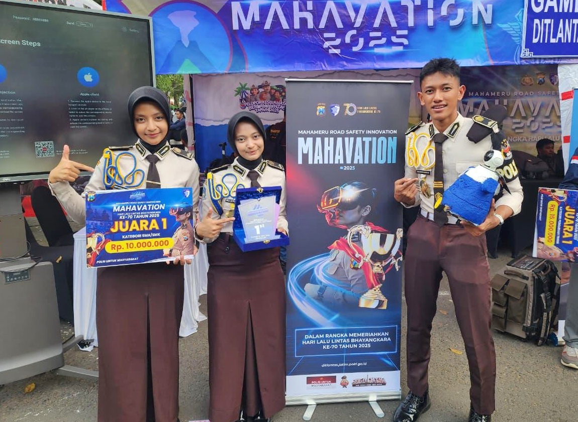 Dewi Ratih Kumala Tungga, Kayla Laily RA, dan Bagas Raditya yang memenangi lomba Mahavation yang digelar Dirlantas Polda Jawa Timur pada Sabtu (20/9).