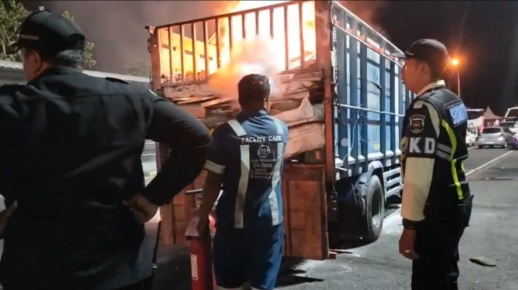 TERBAKAR: Truk yang antre di Pelabuhan Gilimanuk Bali terbakar