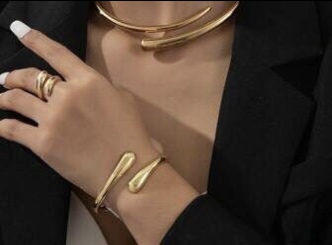 Ilustrasi statment jewelry