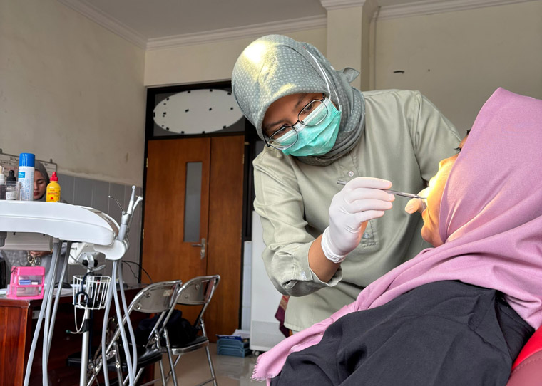 MUDAH: drg Zhafira Rusydina, Sp.B MM, MKed Klin melakukan layanan mulut di RSUD Genteng.