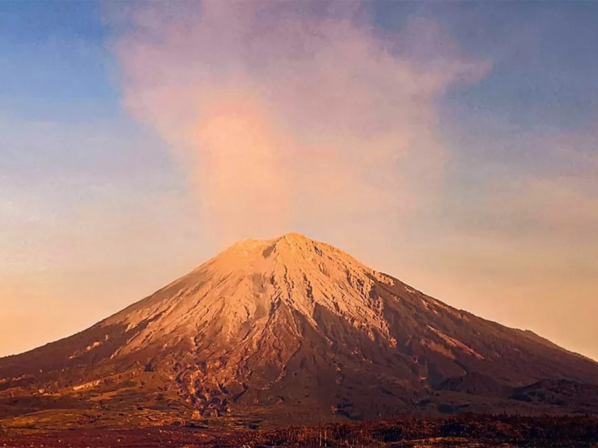 Gunung Lewotobi Laki-laki erupsi dahsyat.