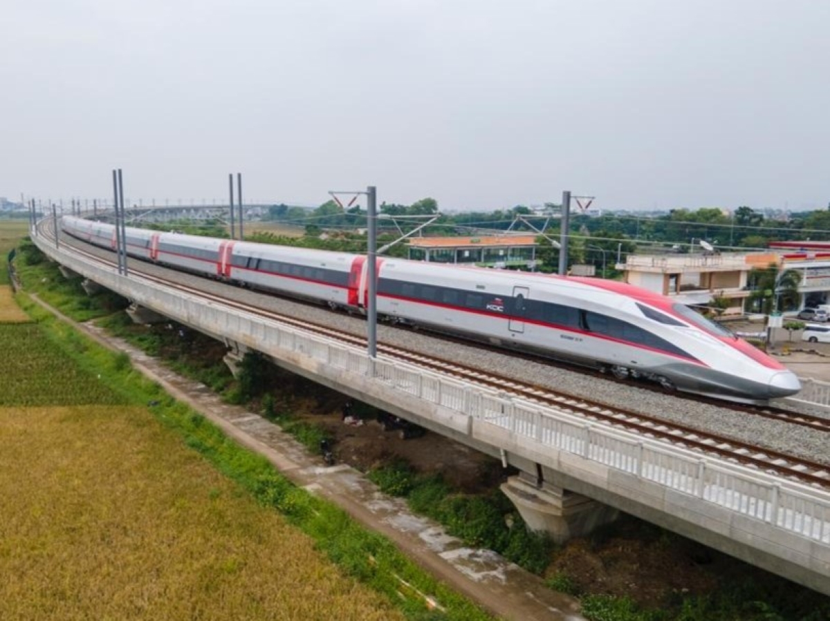 Kereta Cepat Whoosh Jadi Bagian Penting Pertumbuhan Pariwisata di Indonesia.