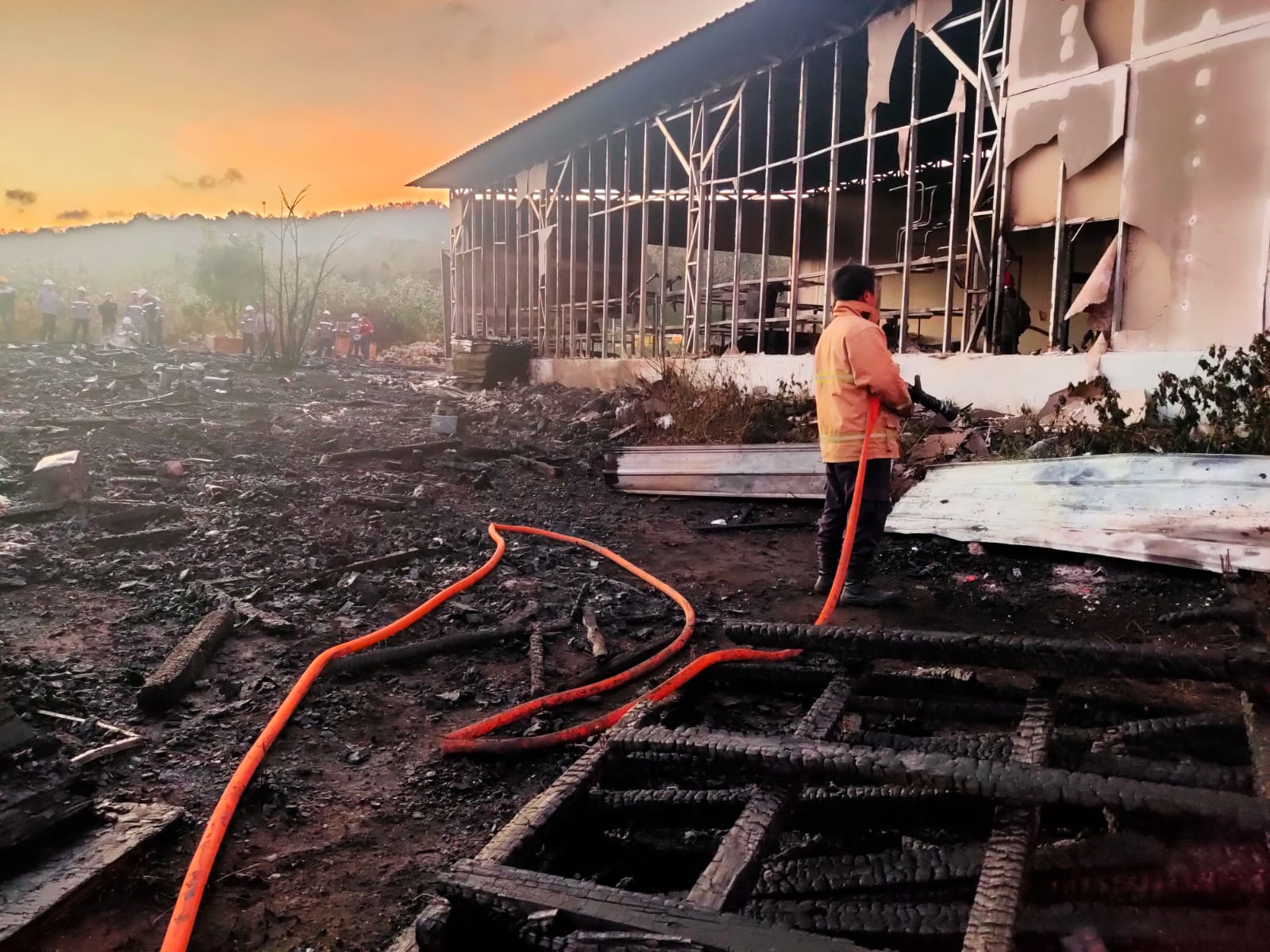 CEPAT DIPADAMKAN: Terbakarnya gudang penyimpanan limbah kayu milik PT INKA di Ketapang  diduga akibat kelalaian manusia.