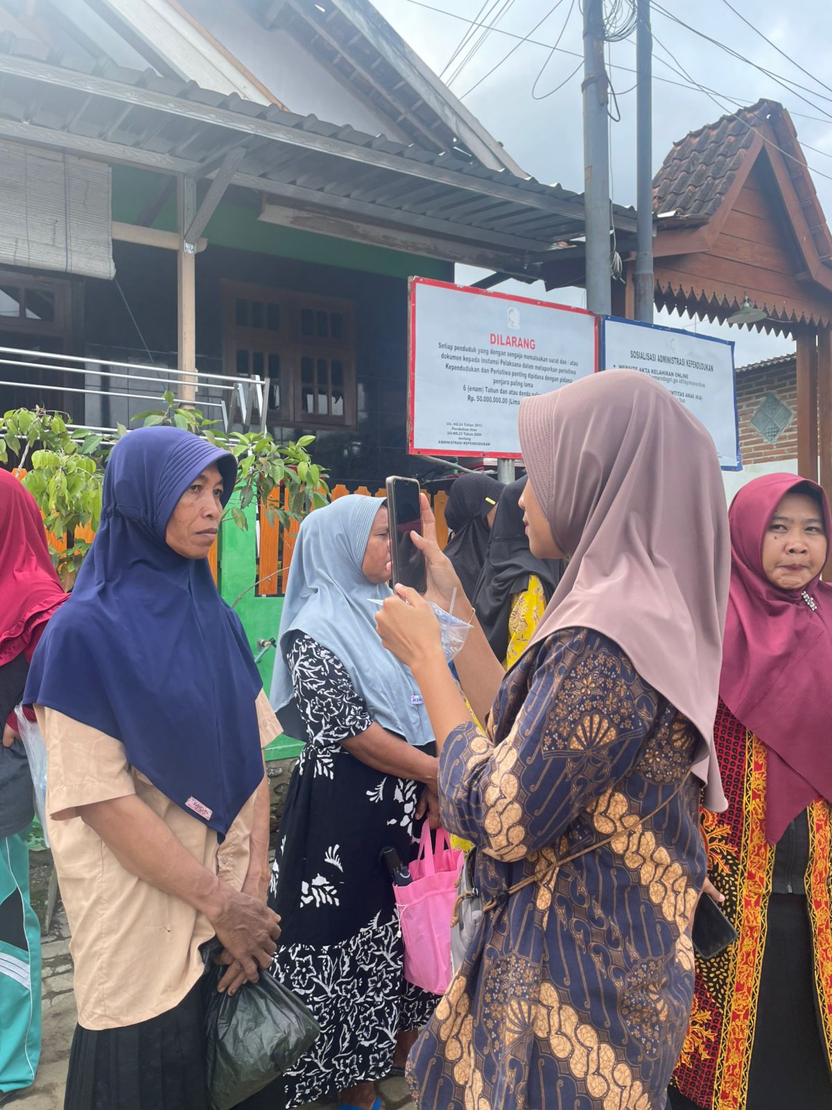 TERUS BERJALAN: Agen Perlinsos Desa Kemiren melakukan pendataan kepada warga dalam uji coba digitalisasi bansos.
