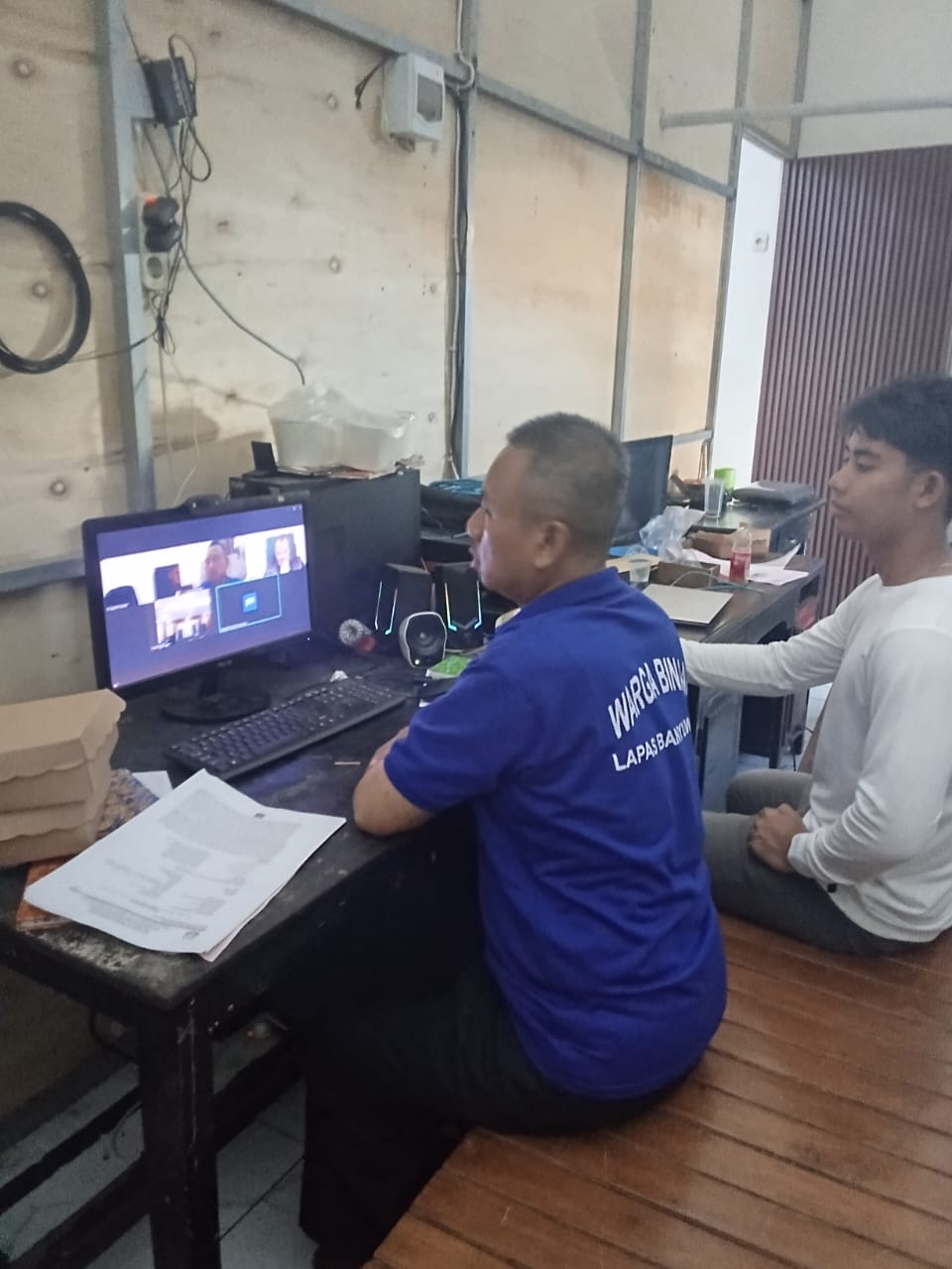 SIDANG ONLINE: Nurul Yakin mendengarkan tuntutan JPU saat sidang secara virtual di Lapas Kelas IIA Banyuwangi, Senin (22/9).