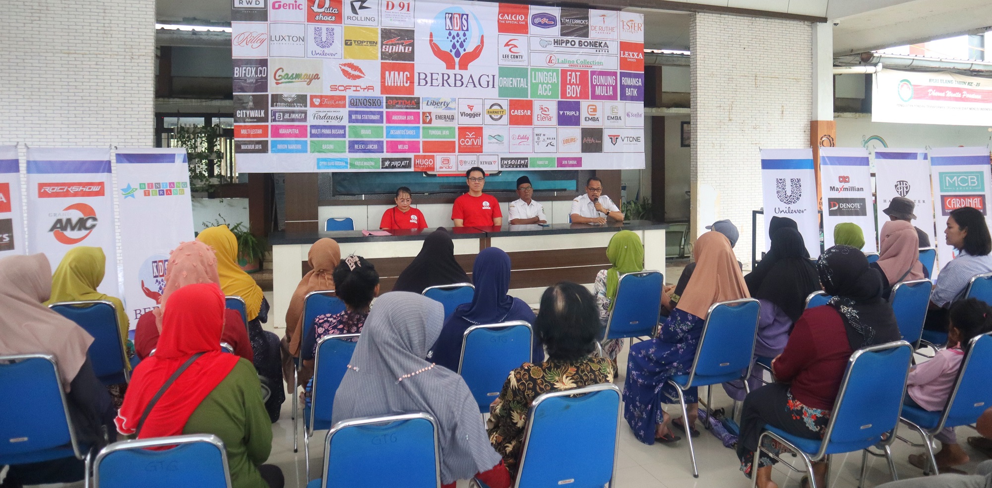 Camat Genteng Satrio (pegang mik) didampingi Manager KDS Genteng Edward Leong (dua dari kiri) dan Kepala Desa Genteng Wetan H Sukri saat pembukaan KDS Berbagi di Kantor Kecamatan Genteng.