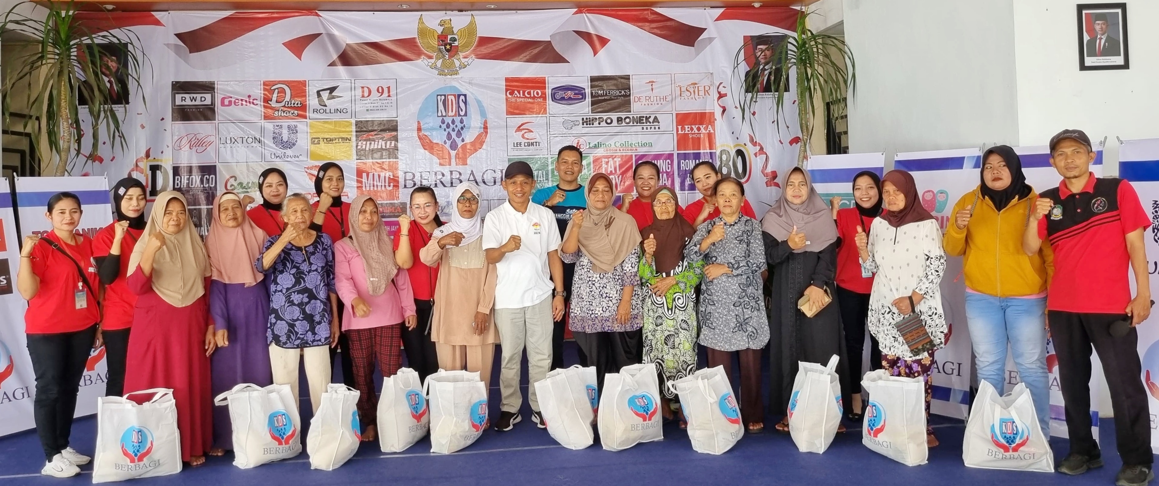Jajaran Pemerintah Desa Setail, Kecamatan Genteng dan KDS Genteng saat pembagian paket sembako pada Jumat  (12/9).