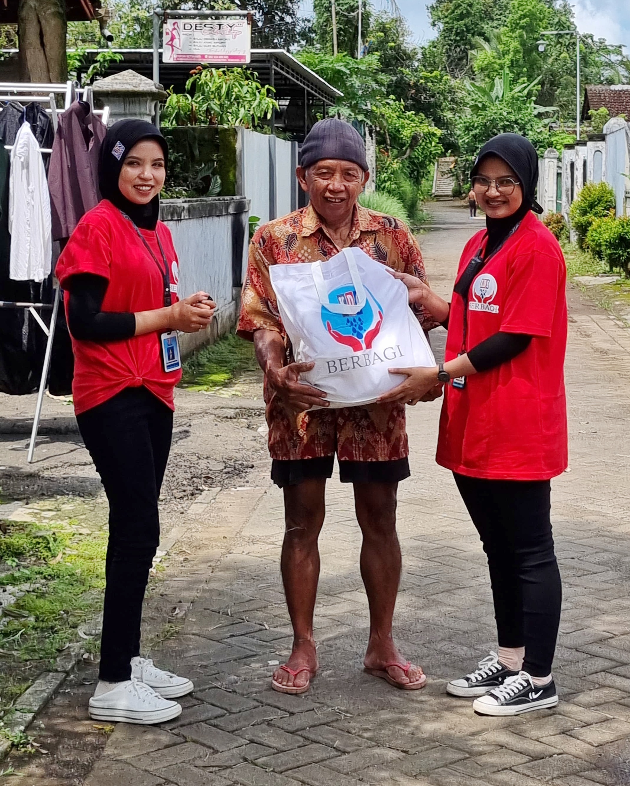 Karyawan KDS Genteng menyerahkan bantuan sembako kepada salah satu warga yang kurang mampu pada Rabu (10/9).