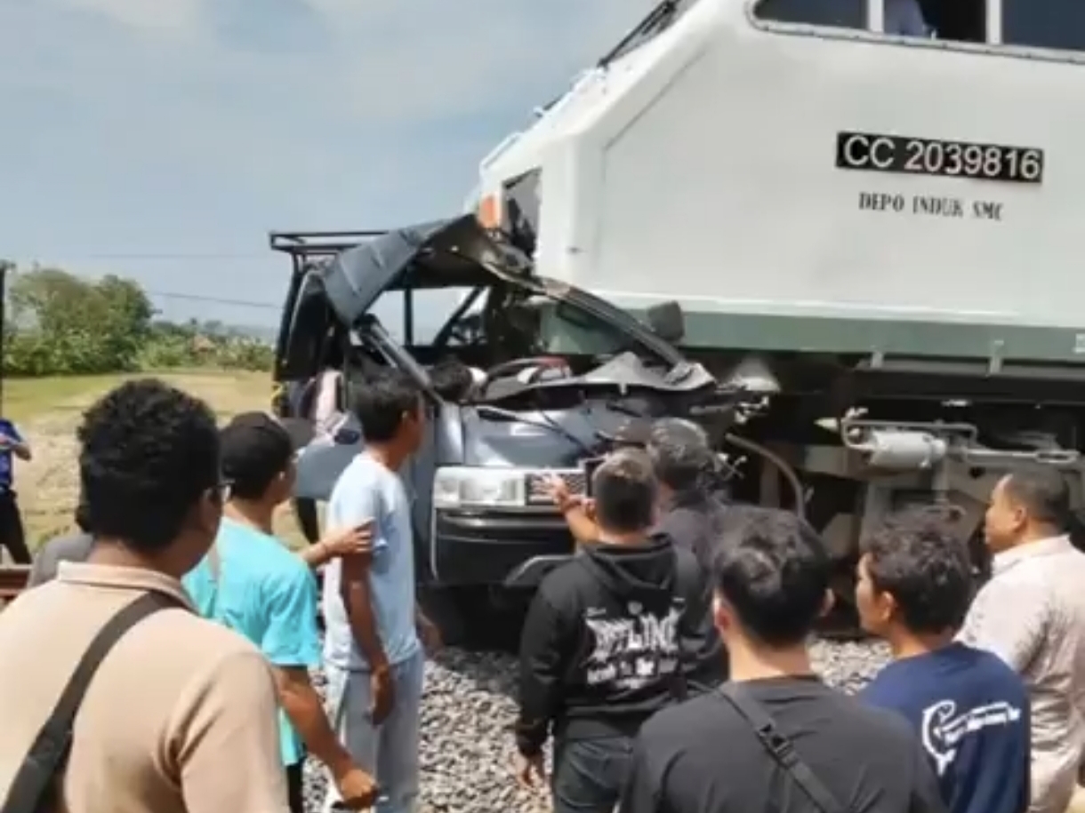 Sebuah mobil ringsek usai menemper KA Tawang Jaya Premium, Rabu (24/9/2025).