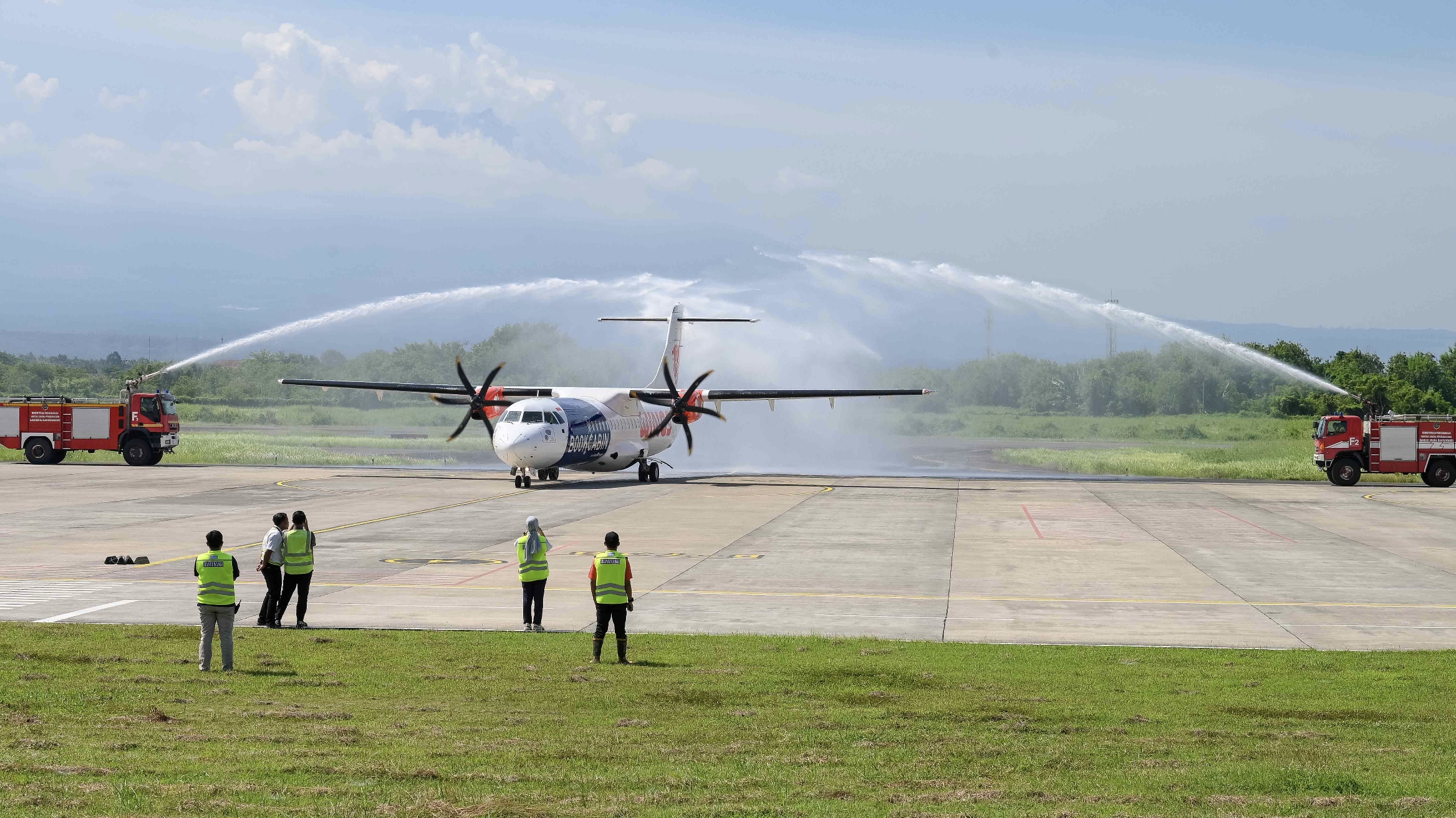 Water Salute sambut penerbangan perdana Wings Air rute penerbangan langsung Banyuwangi - Surabaya via Bandara Banyuwangi, Rabu (24/9/2025).