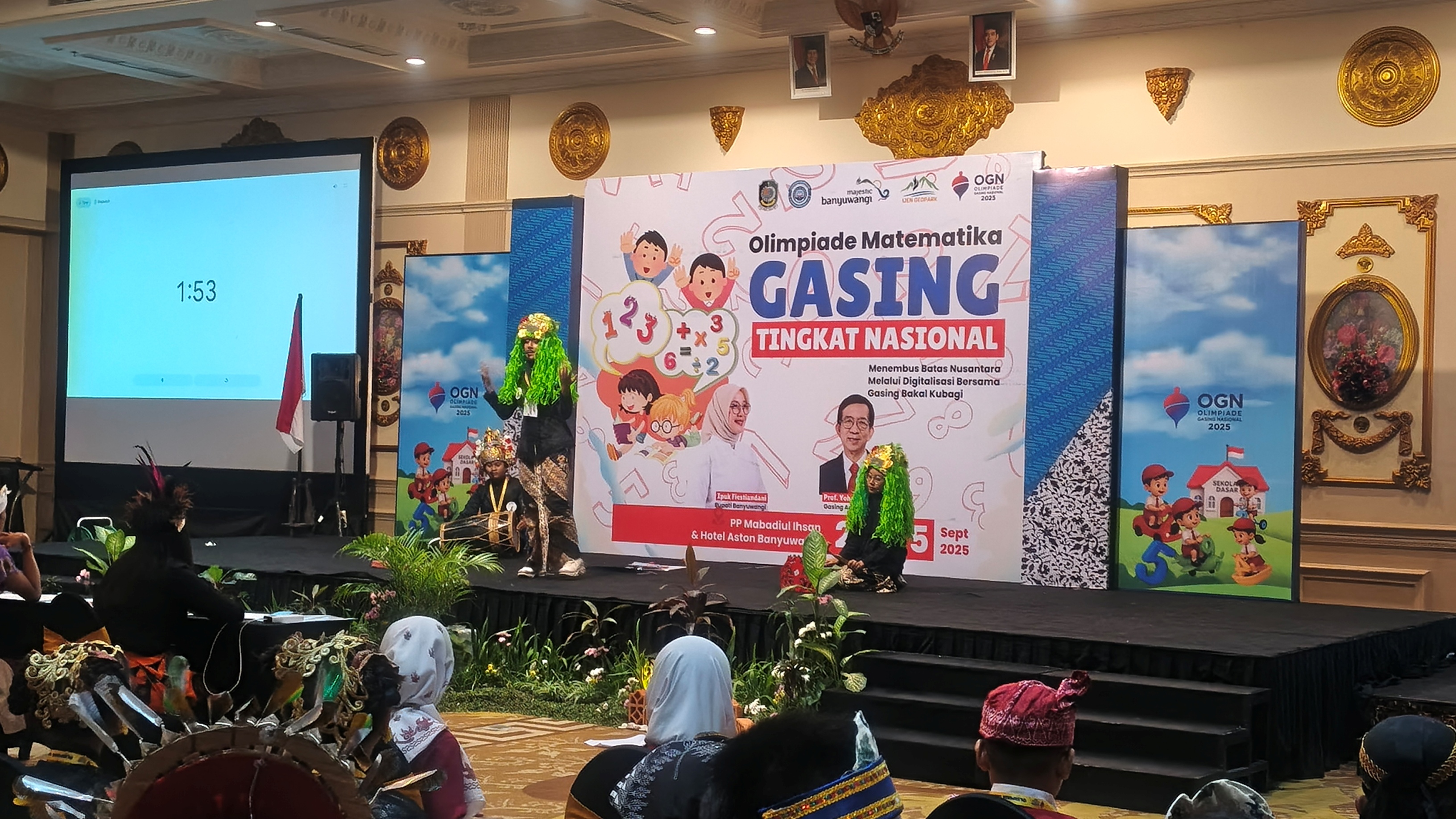 Tim Banyuwangi tampil dengan balutan pakaian tradisional plus omprog Seblang saat tampil pada sesi lomba budaya di Hotel Aston Banyuwangi Rabu (24/9).