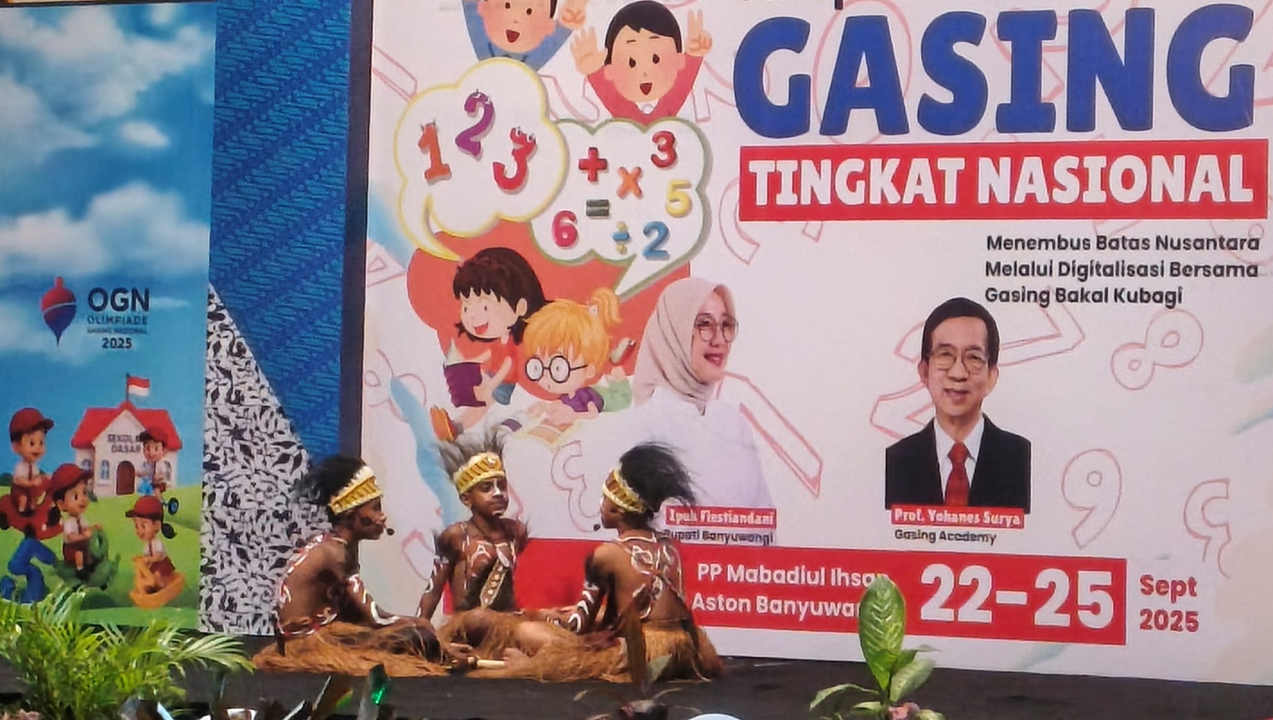 BANGGA BUDAYA: Para peserta Olimpiade Gasing Nasional dari Jayapura tampil pada sesi Lomba Budaya yang dipadukan dengan pembelajaran Gasing di Hotel Aston Rabu (23/9).