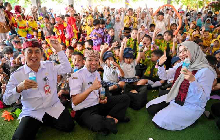 Bupati Ipuk Fiestiandani, Kadispendik Suratno (kiri), Plt Kepala Dispertan Ilham Juanda (dua dari kiri) bersama siswa PAUD dalam kampanye makan daging, telur, dan minum susu di Rogojampi, Rabu (24/9).