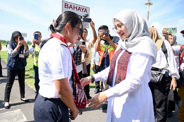 PENERBANGAN PERDANA: Bupati Ipuk Fiestiandani menyalami pilot Wings Air saat penerbangan perdana rute Banyuwangi-Surabaya.