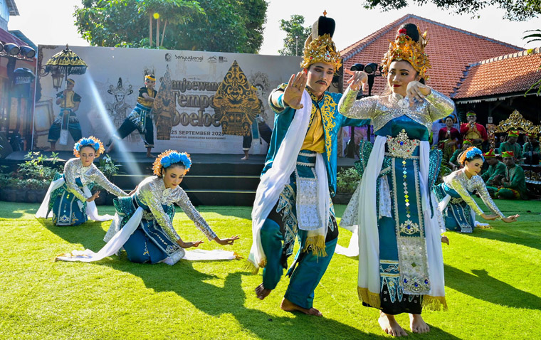 Kelompok penari yang personelnya dari Warga Binaan Lapas Banyuwangi tampil gemulai dalam pembukan Festival Banjoewangi Tempo Doeloe di Disbudpar Banyuwangi, Selasa sore (23/9).
