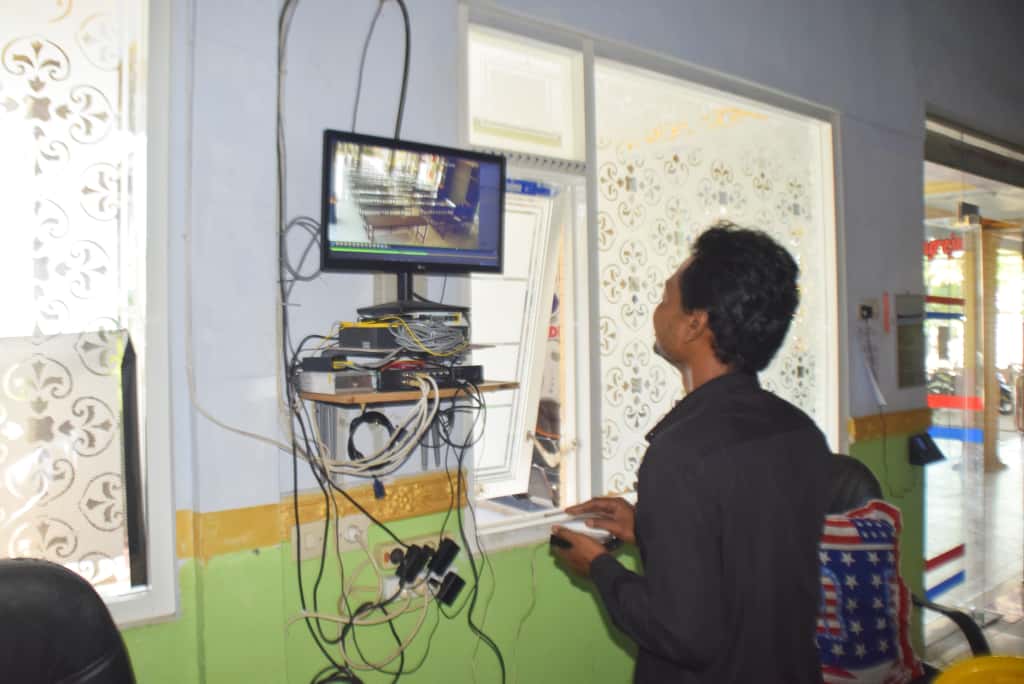 Sekdes Plampangrejo Muhamad Sugeng Abadi sedang mengecek monitor CCTV di Kantor Desa Plampangrejo.