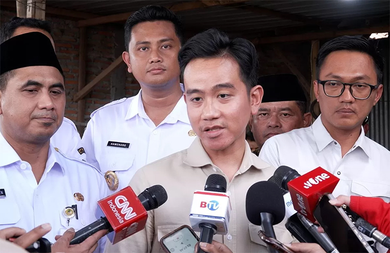 Wakil Presiden Gibran Rakabuming menjawab pertanyaan wartawan di Klaten, Jawa Tengah (9/7).