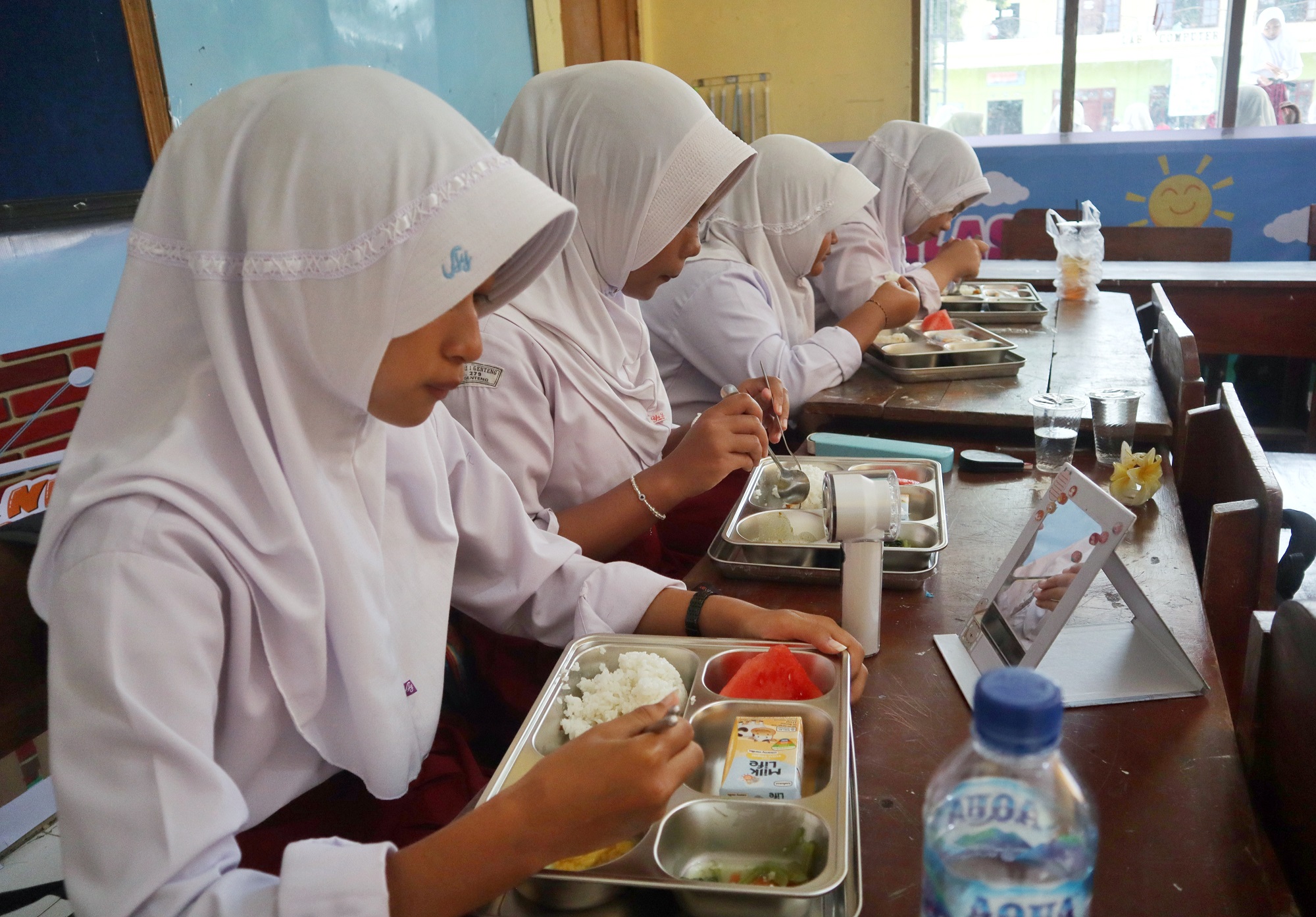 Siswa SD di Desa Genteng Kulon, Kecamatan Genteng menikmati hidangan MBG di sekolahnya.
