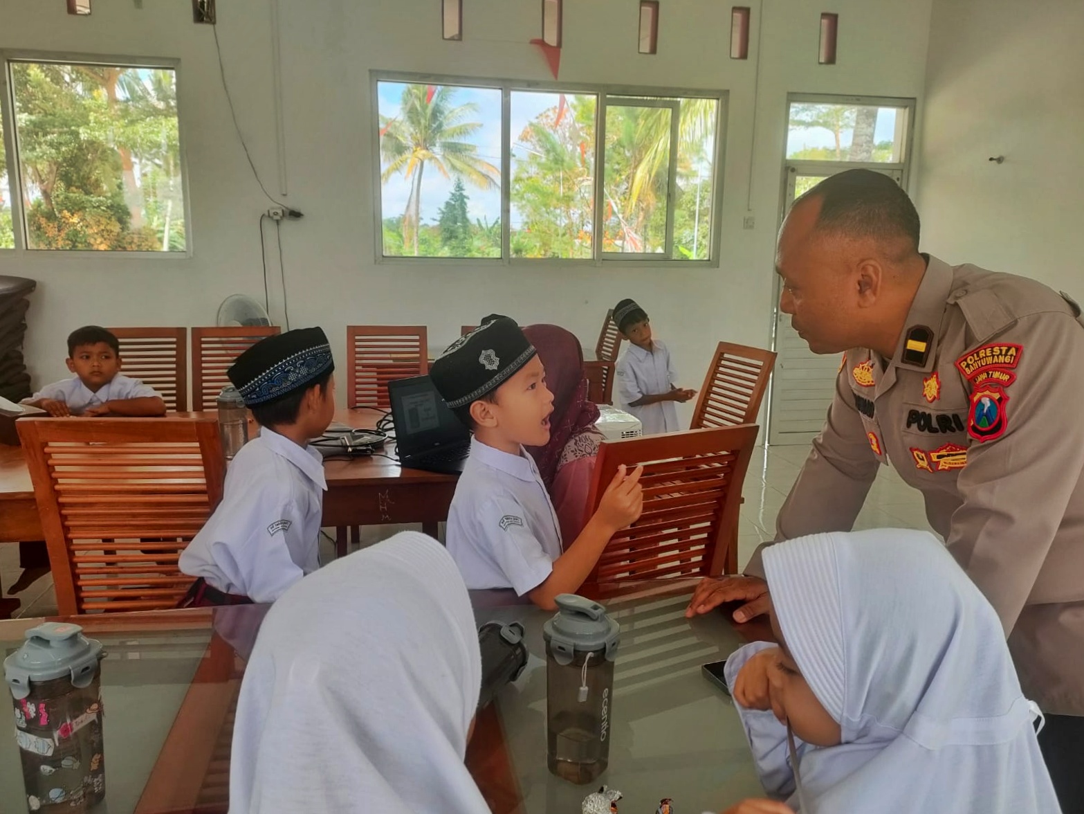 Kanitreskrim Polsek Genteng Ipda Sujarwadi menemui siswa di SD Tabita Puri, Desa Kembirtan, Kecamatan Genteng.